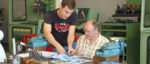 Meisterprüfung Feinwerkmechaniker 2015: Meisterschüler Felix Allweiler (links) und Prüfer Rainer Küssner.