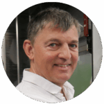 Feinwerkmechaniker-Lehrmeister Bernd Linder schaut in die Kamera.